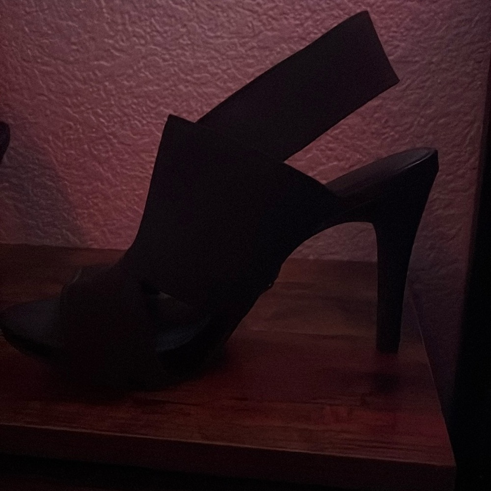vera wang black strap heels